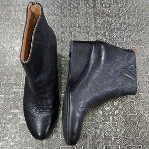 🐢 Kenneth Cole Gentle Souls Size 8.5 Black Leather Wedge Booties